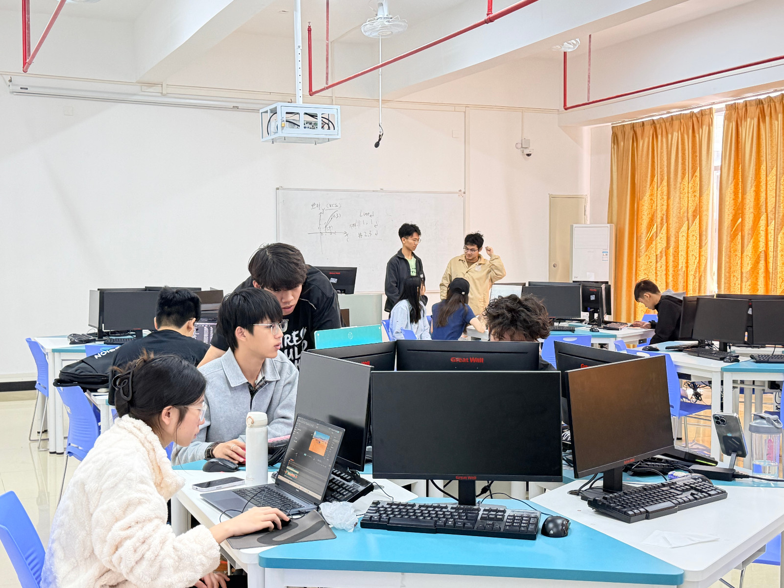 图5 团队讨论.jpg